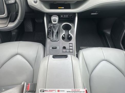 Used 2025 Toyota Highlander XLE image 9