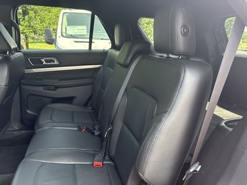 Used 2018 Ford Explorer XLT w/ Equipment Group 202A AWD/4WD image 9