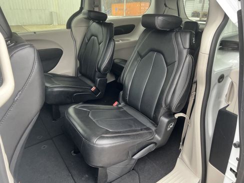 Used 2024 Chrysler Pacifica Touring-L image 27