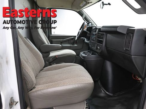 Used 2017 Chevrolet Express 3500 RWD image 19
