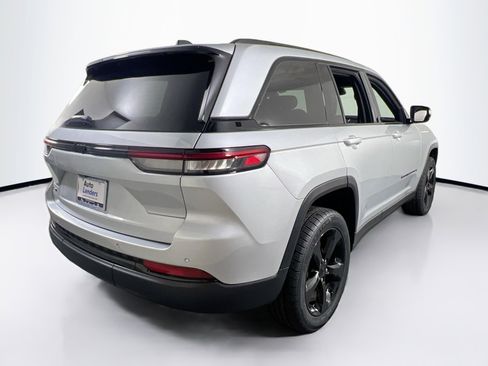 Used 2022 Jeep Grand Cherokee Altitude image 5