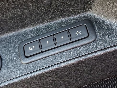 Used 2023 Chevrolet Equinox Premier FWD image 27