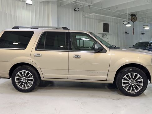 Used 2017 Lincoln Navigator Select RWD image 2