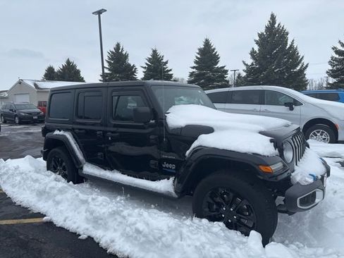 Used 2022 Jeep Wrangler Unlimited Sahara w/ Cold Weather Group image 7