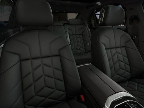 New 2026 BMW 750e xDrive w/ Executive Package image 38