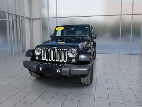Used 2017 Jeep Wrangler Unlimited Sahara AWD/4WD image 3