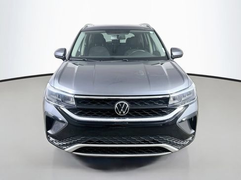 Used 2022 Volkswagen Taos SE w/ Panoramic Sunroof Package FWD image 2