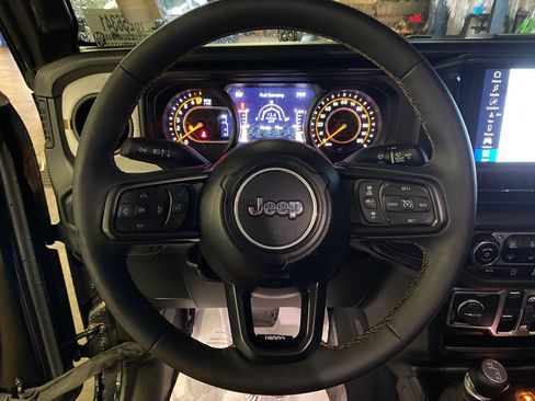 Used 2024 Jeep Gladiator Sport AWD/4WD image 11