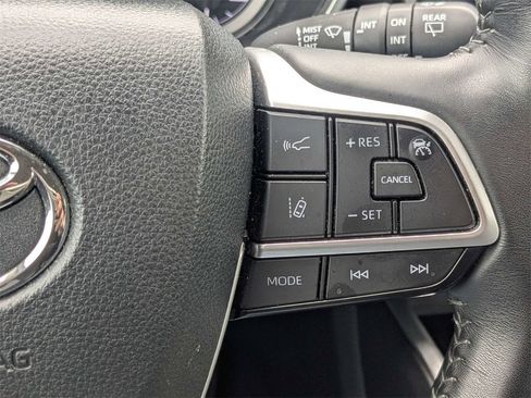 Used 2024 Toyota Highlander XLE image 30