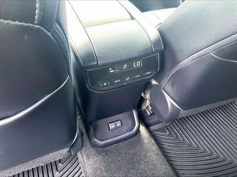 Used 2023 Toyota Highlander XLE AWD/4WD image 29