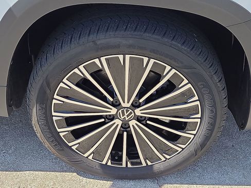 Used 2025 Volkswagen Taos SE image 7