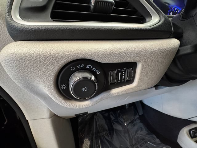 Used 2023 Chrysler Pacifica Touring-L FWD image 25