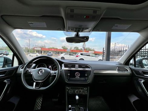 Used 2021 Volkswagen Tiguan SE w/ Panoramic Sunroof Package image 15
