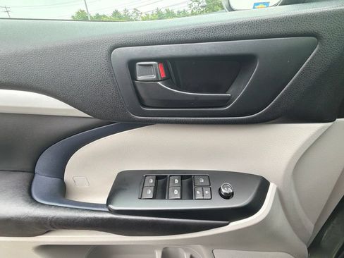 Used 2016 Toyota Highlander Plus AWD/4WD image 23