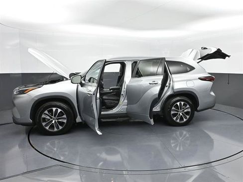 Certified 2025 Toyota Highlander XLE FWD image 50