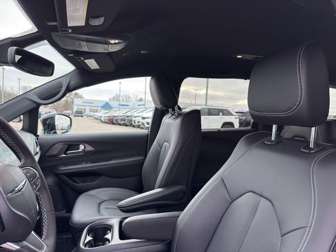 New 2026 Chrysler Pacifica Select image 27