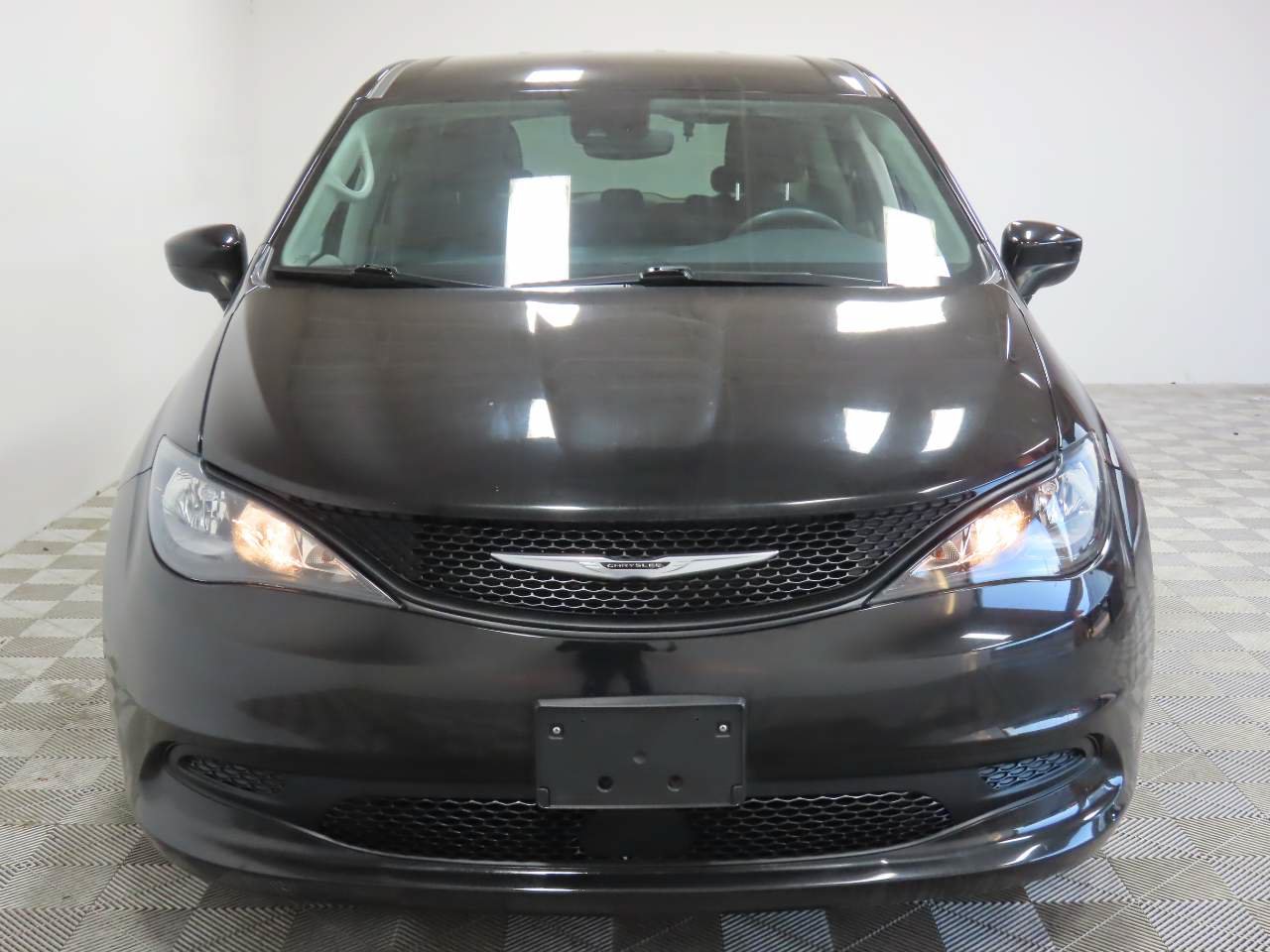 Used 2023 Chrysler Voyager LX FWD image 2