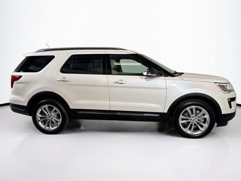 Used 2018 Ford Explorer XLT w/ Equipment Group 202A image 4