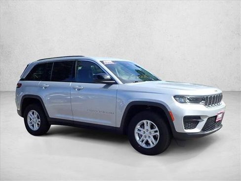 Used 2023 Jeep Grand Cherokee Laredo AWD/4WD image 6