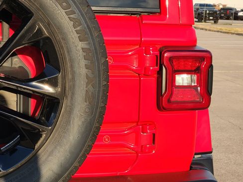 Used 2024 Jeep Wrangler Unlimited Sahara AWD/4WD image 16