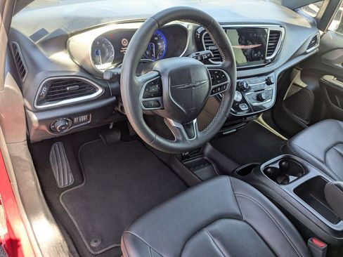 Used 2025 Chrysler Pacifica Select FWD image 10