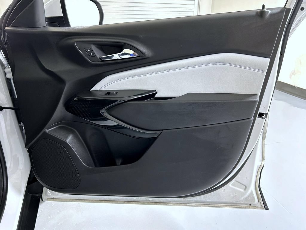 Used 2025 Chevrolet Trax LT FWD image 16