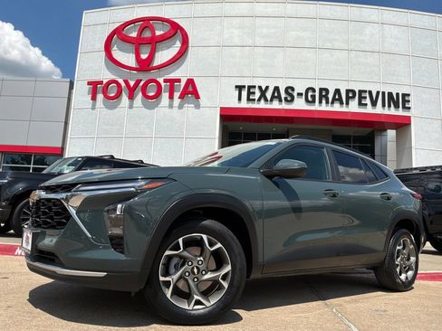 Used 2025 Chevrolet Trax LT w/ LT Convenience Package FWD image 2