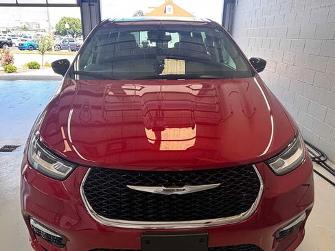 Used 2024 Chrysler Pacifica Limited FWD image 2