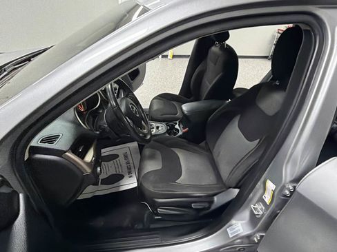 Used 2017 Jeep Cherokee Altitude image 11