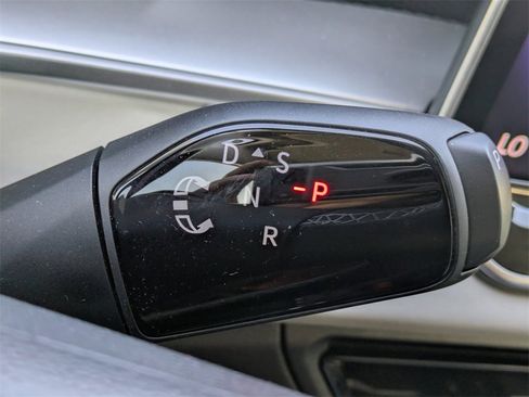 Certified 2025 Volkswagen Tiguan SE image 35