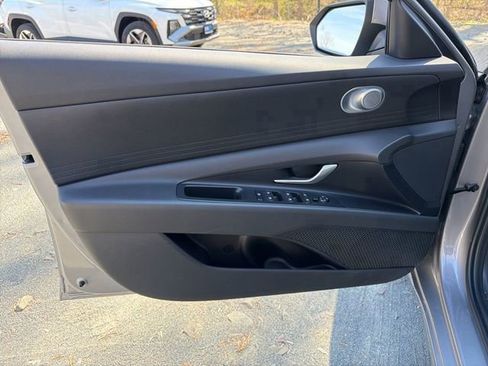 Certified 2025 Hyundai Elantra SE image 16