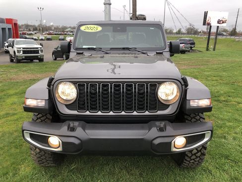 Used 2025 Jeep Gladiator Sport image 16
