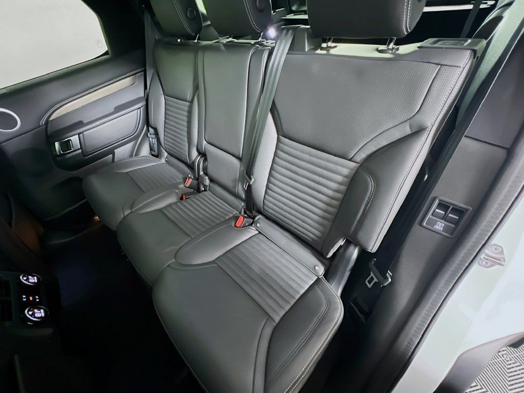Certified 2025 Land Rover Discovery Metropolitan Edition AWD/4WD image 26