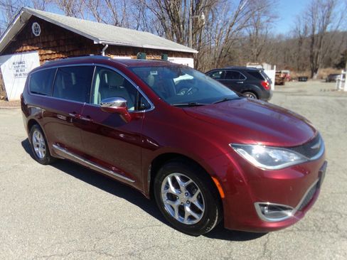 Used 2017 Chrysler Pacifica Limited image 3