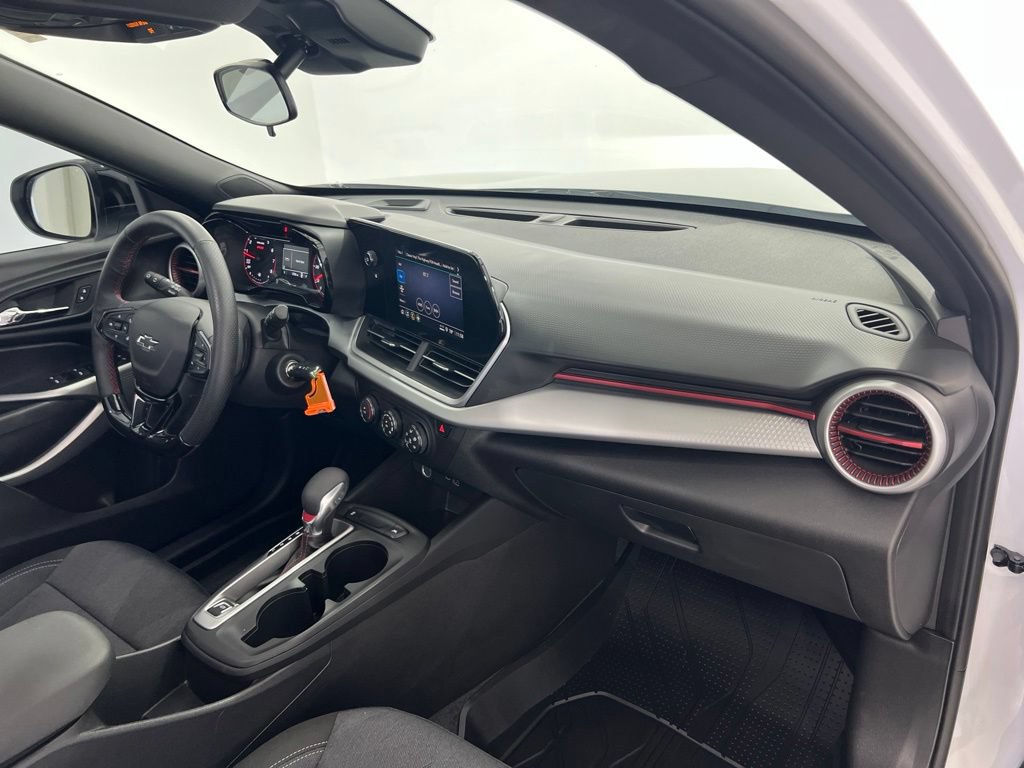Used 2025 Chevrolet Trax RS w/ Sunroof Package FWD image 26