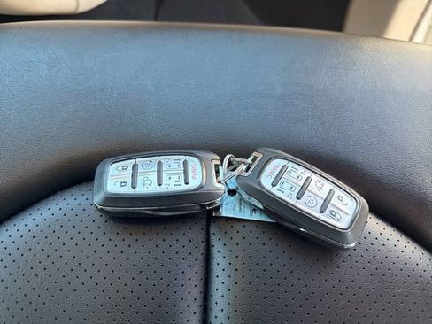 Used 2024 Chrysler Pacifica Touring-L FWD image 6