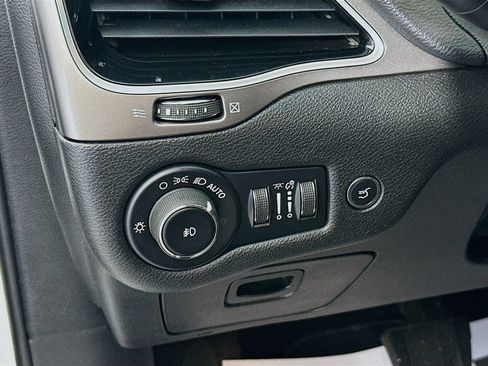 Used 2019 Jeep Cherokee Limited AWD/4WD image 10