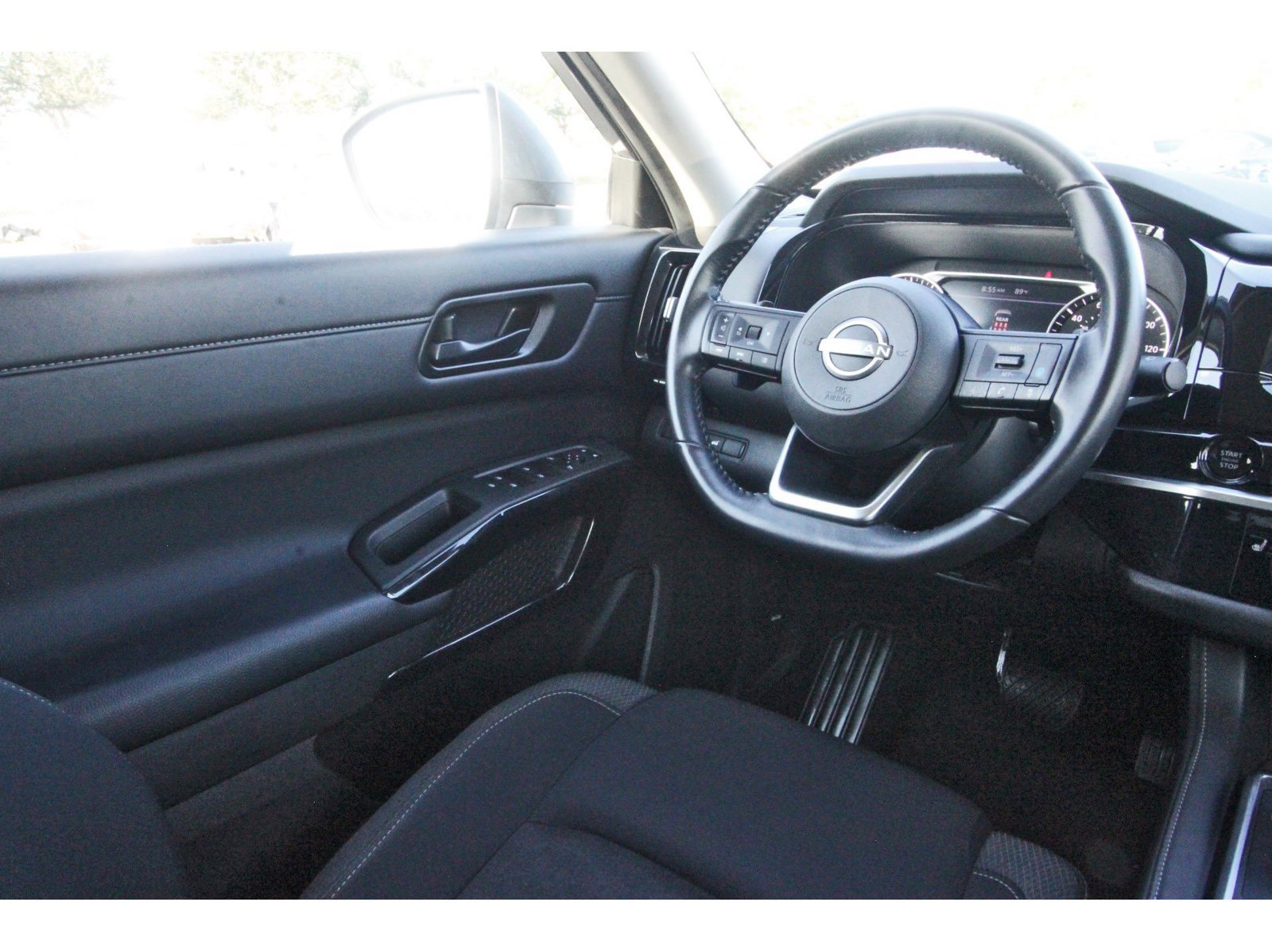 Certified 2025 Nissan Pathfinder SV FWD image 12