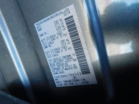 Used 2025 Nissan Rogue SV image 8