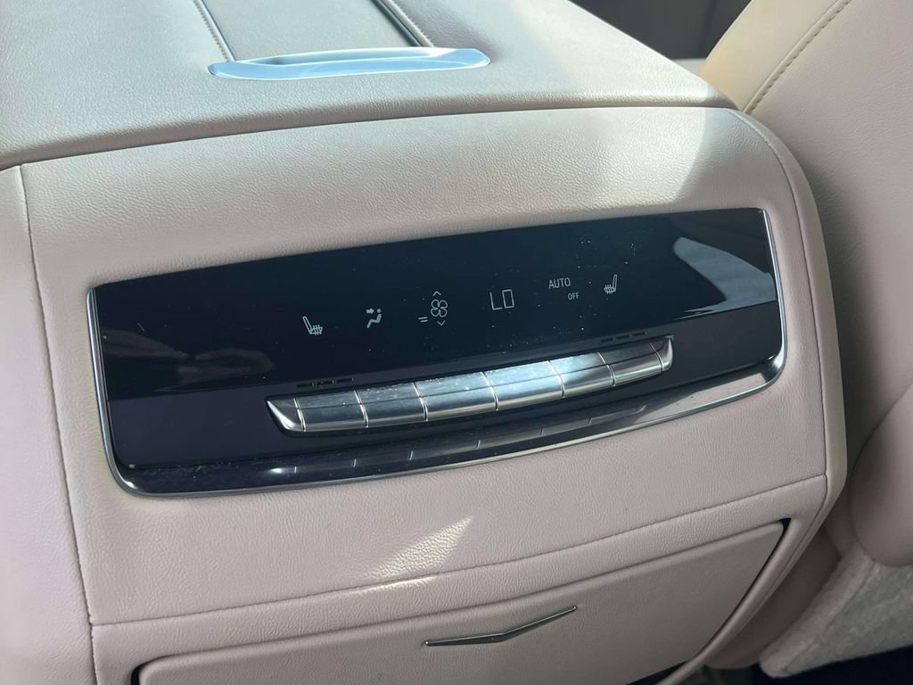 Used 2021 Cadillac Escalade Premium Luxury AWD/4WD image 16