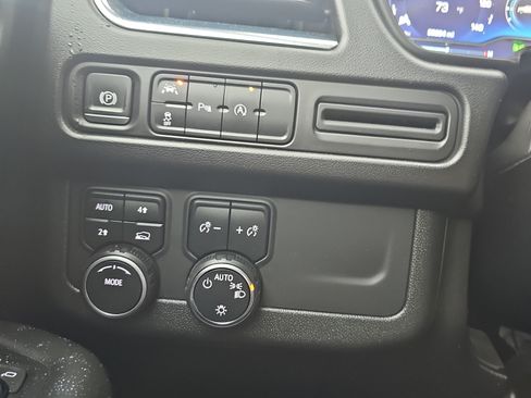Used 2023 Chevrolet Suburban LT AWD/4WD image 25