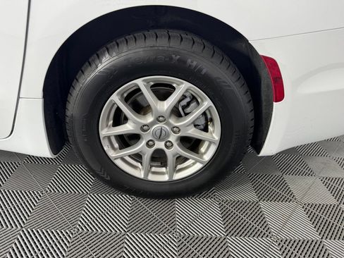 Used 2025 Chrysler Pacifica Select FWD image 13