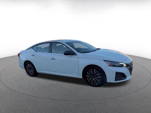 Used 2025 Nissan Altima 2.5 SV FWD image 2