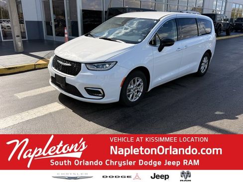 Used 2024 Chrysler Pacifica Touring-L image 1