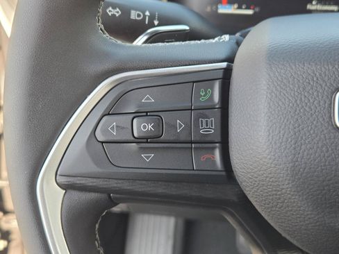 Used 2025 Jeep Grand Cherokee Laredo X RWD image 17