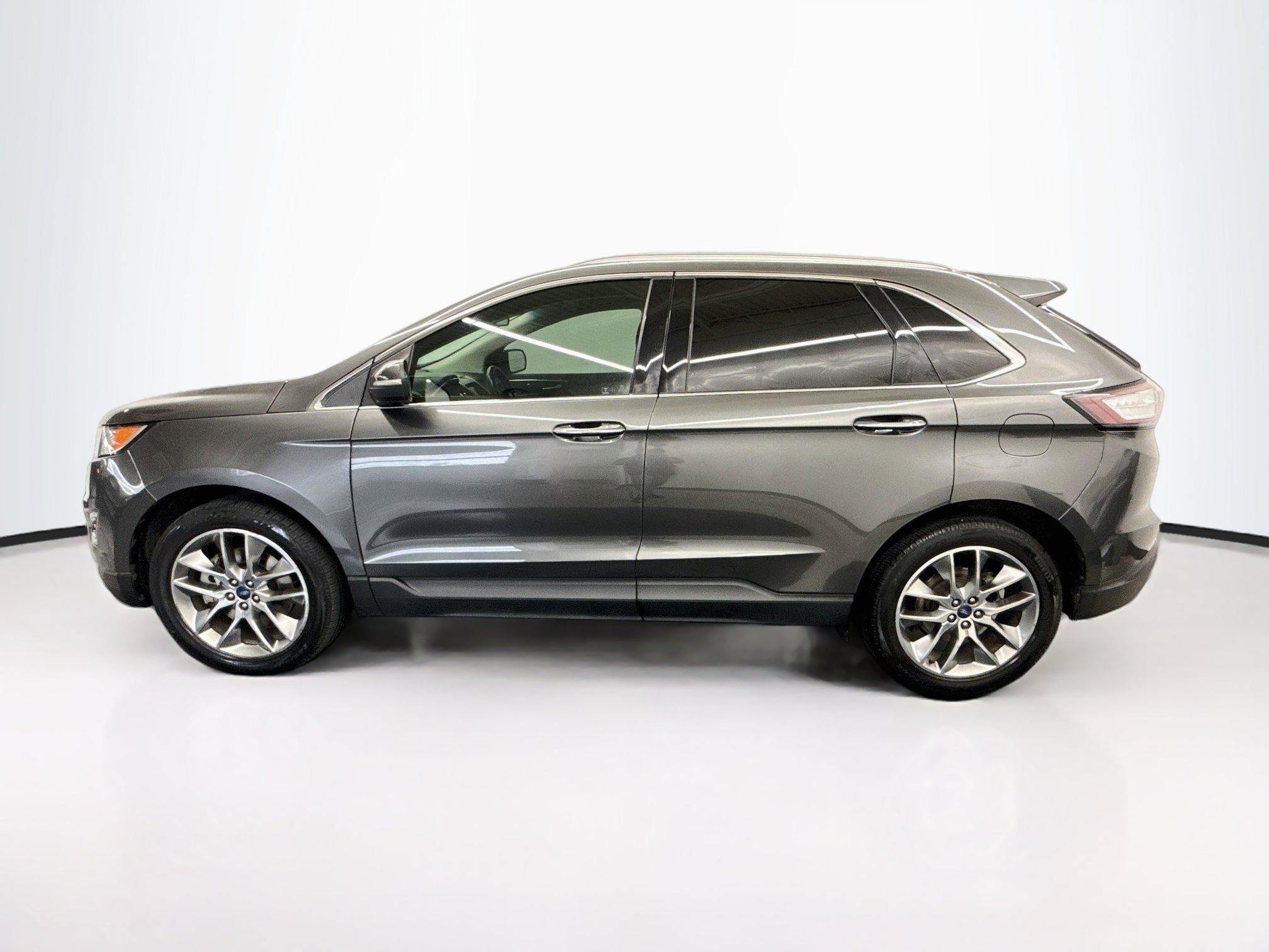 Used 2015 Ford Edge Titanium w/ Technology Package FWD image 4