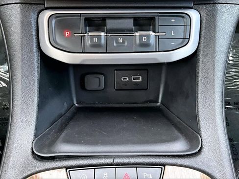 Used 2023 GMC Acadia SLE image 33