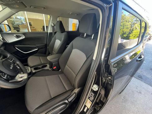 Used 2025 Kia Soul LX w/ LX Technology Package image 34