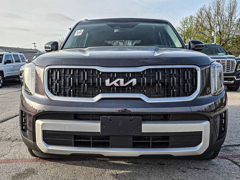 Used 2025 Kia Telluride EX w/ EX Captain's Chair Package image 2