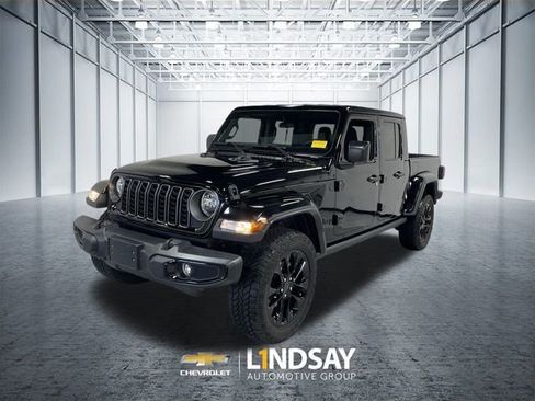 Used 2025 Jeep Gladiator Sport image 1